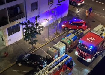 Les espectaculars imatges de l’incendi en un pis de l’avinguda Colom a Tortosa