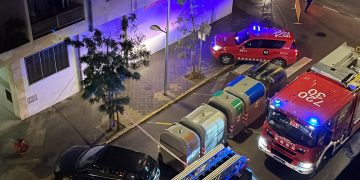 Les espectaculars imatges de l’incendi en un pis de l’avinguda Colom a Tortosa