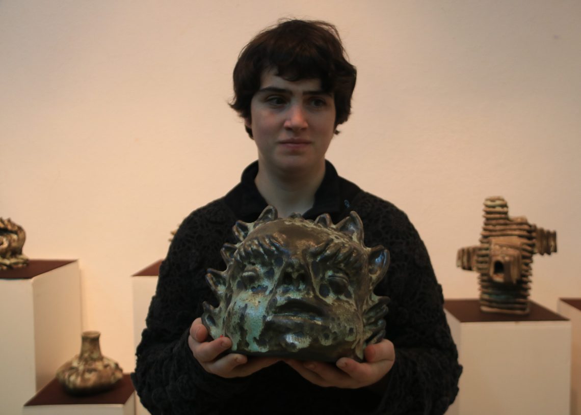 La ceràmica ‘salvatge’ de l’artista invident Natàlia Gual, protagonista de l’exposició del Raval de l’Art de Roquetes