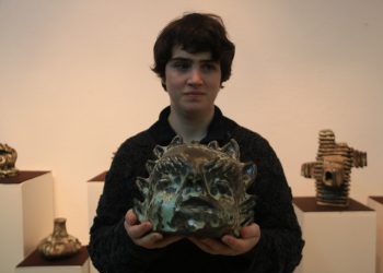 La ceràmica ‘salvatge’ de l’artista invident Natàlia Gual, protagonista de l’exposició del Raval de l’Art de Roquetes