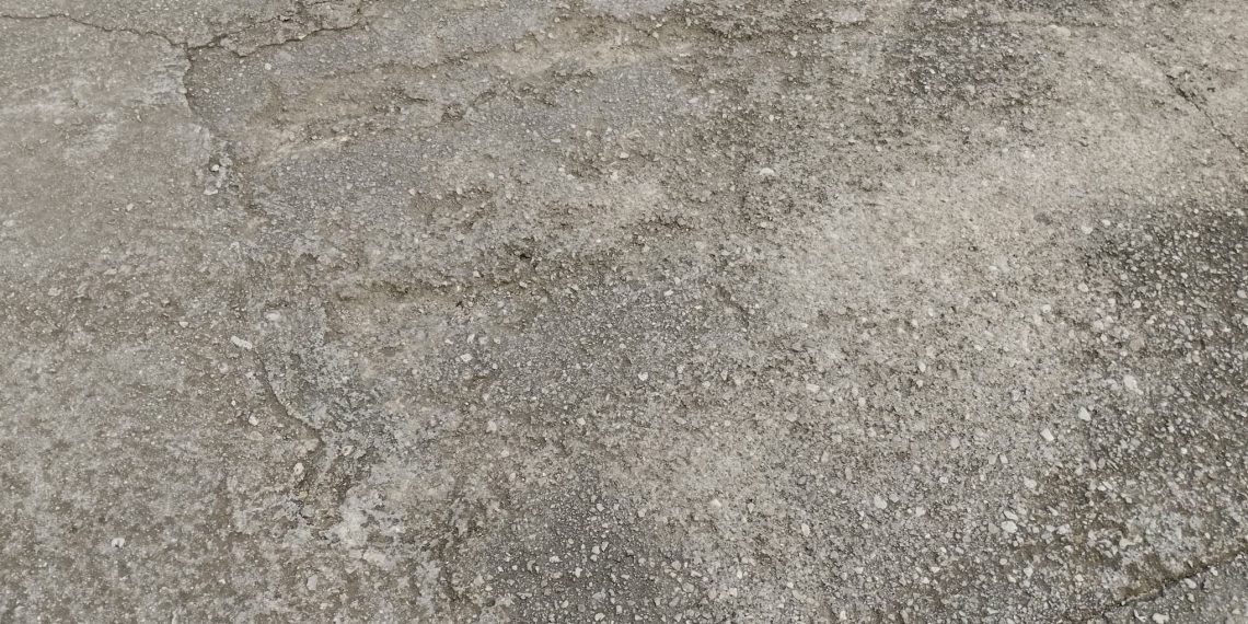 El pati de l’Escola Remolins, en situació crítica