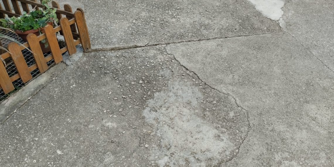 El pati de l’Escola Remolins, en situació crítica