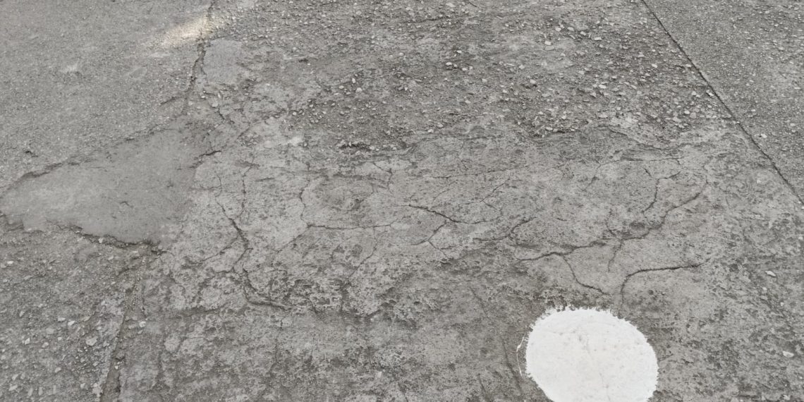 El pati de l’Escola Remolins, en situació crítica