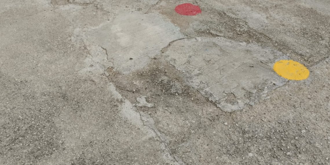 El pati de l’Escola Remolins, en situació crítica