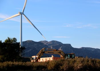 Veïns i ecologistes alerten que 30 aerogeneradors i més de 200 hectàrees de plaques solars ‘trinxaran’ el Burgar