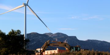 Veïns i ecologistes alerten que 30 aerogeneradors i més de 200 hectàrees de plaques solars ‘trinxaran’ el Burgar
