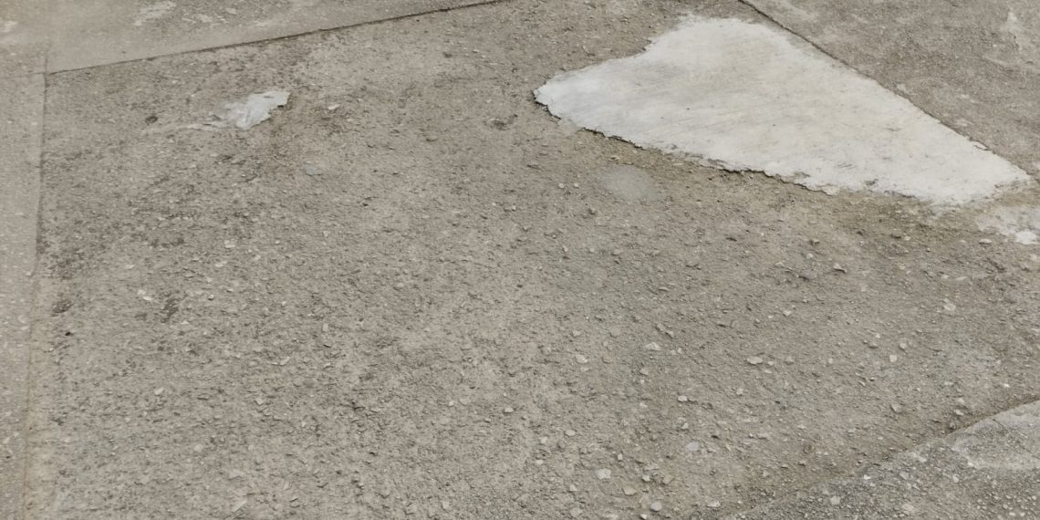 El pati de l’Escola Remolins, en situació crítica