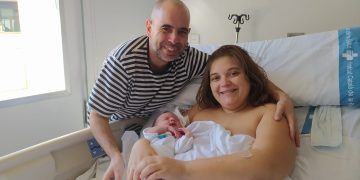 El primer tortosí del 2023 és Magí, fill dels periodistes Núria Caro i Joaquim Domingo