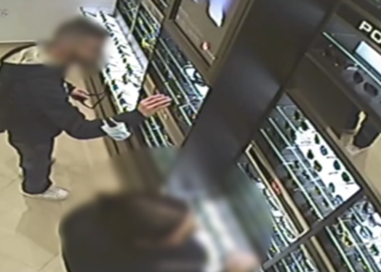 [#VÍDEO] Enxampen un home robant unes ulleres d’una òptica de Tortosa