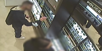 [#VÍDEO] Enxampen un home robant unes ulleres d’una òptica de Tortosa