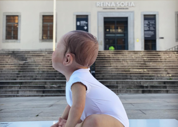 La deltebrenca Cristina Jobs planta un bebé gegant a Madrid per defensar la lactància materna en espais públics