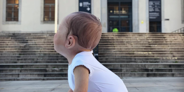 La deltebrenca Cristina Jobs planta un bebé gegant a Madrid per defensar la lactància materna en espais públics