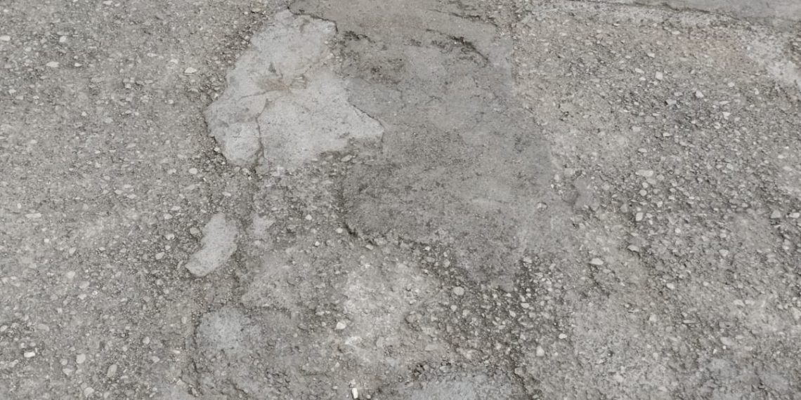 El pati de l’Escola Remolins, en situació crítica