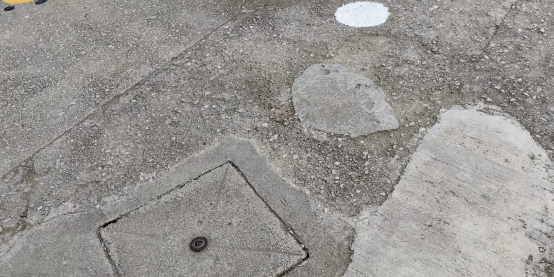 El pati de l’Escola Remolins, en situació crítica