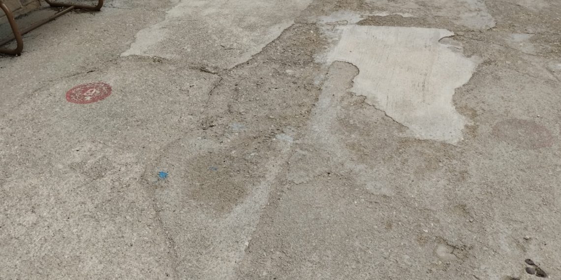 El pati de l’Escola Remolins, en situació crítica