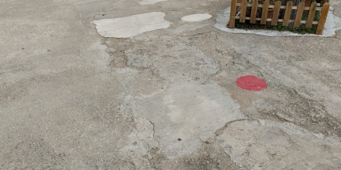 El pati de l’Escola Remolins, en situació crítica