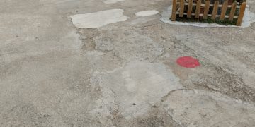 El pati de l’Escola Remolins, en situació crítica