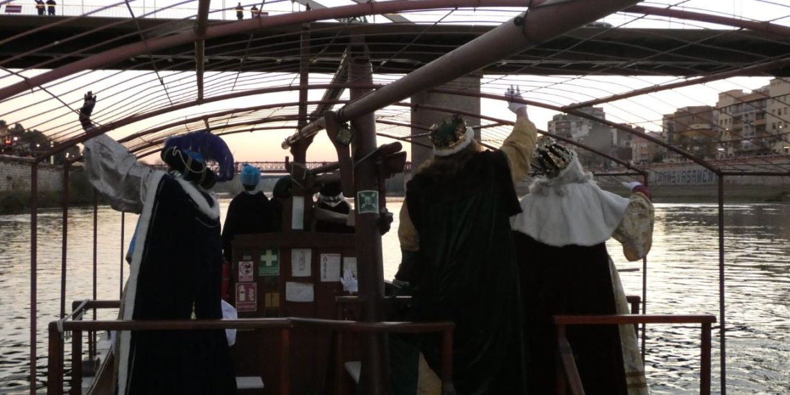 [#Fotogaleria 📸 ] La Cavalcada Màgica dels Reis Mags de Tortosa, des de dins