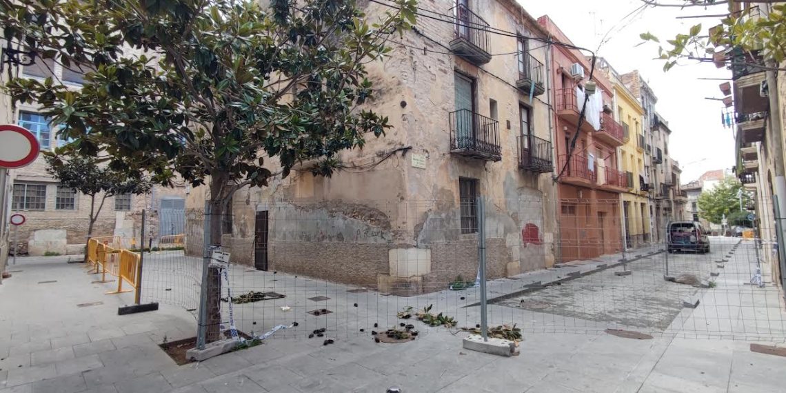 Recollida de signatures al barri del Rastre per tres carrers tallats des del novembre