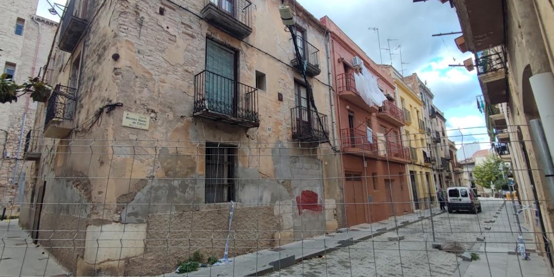 Recollida de signatures al barri del Rastre per tres carrers tallats des del novembre