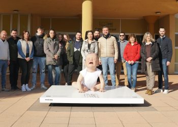 Deltebre acull el nadó gegant de Cristina Jobs per reivindicar la lactància materna