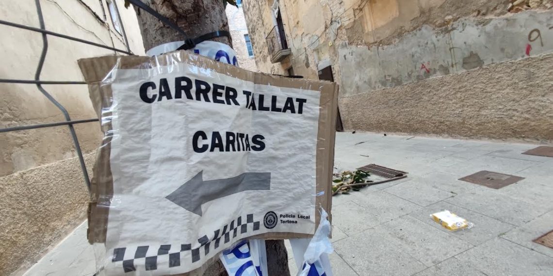 Recollida de signatures al barri del Rastre per tres carrers tallats des del novembre