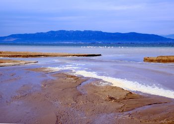 La primera nit de temporal torna a inundar i deixa intransintable la barra del Trabucador