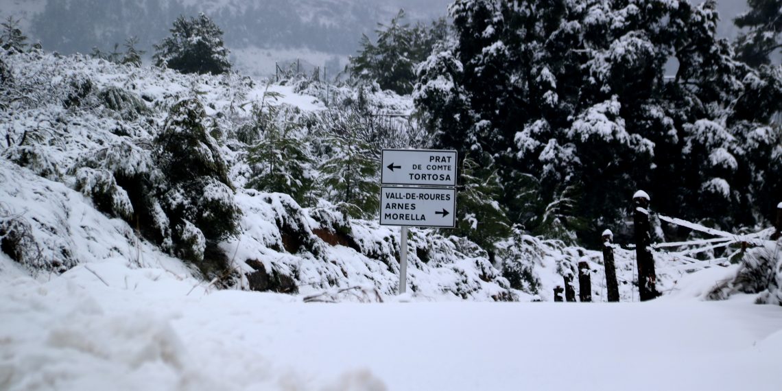Nevada idíl·lica i amb incidències mínimes a Horta de Sant Joan i Arnes