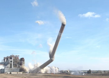 La icònica xemeneia de la tèrmica d’Andorra de Terol, a terra amb 265 quilos d’explosius