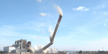 La icònica xemeneia de la tèrmica d’Andorra de Terol, a terra amb 265 quilos d’explosius