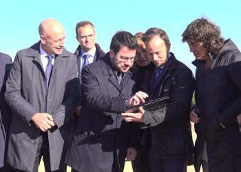 Aragonès inaugura al Perelló els dos aerogeneradors més potents de Catalunya, entre protestes veïnals i ecologistes