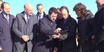 Aragonès inaugura al Perelló els dos aerogeneradors més potents de Catalunya, entre protestes veïnals i ecologistes