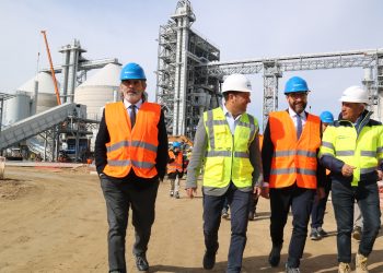 El conseller diu que Kronospan tindrà ramal ferroviari per ‘facilitar’ l’ampliació i atreure més indústries