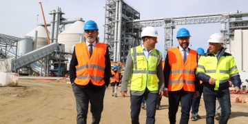 El conseller diu que Kronospan tindrà ramal ferroviari per ‘facilitar’ l’ampliació i atreure més indústries