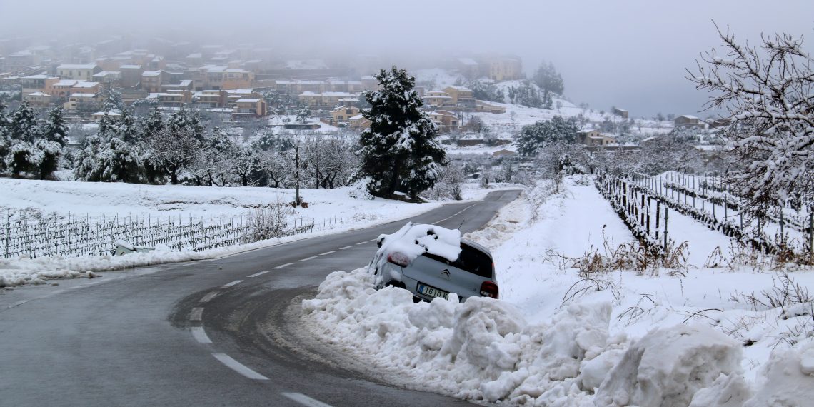 Nevada idíl·lica i amb incidències mínimes a Horta de Sant Joan i Arnes