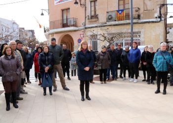 Més d’un centenar de veïns del Perelló fan tres minuts de silenci per als tres joves de Camarles morts en l’accident