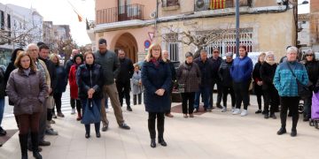 Més d’un centenar de veïns del Perelló fan tres minuts de silenci per als tres joves de Camarles morts en l’accident