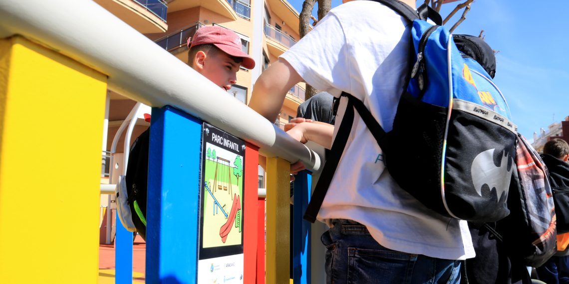 Roquetes instal·la pictogrames als edificis municipals per ser una ciutat inclusiva