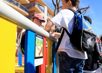 Roquetes instal·la pictogrames als edificis municipals per ser una ciutat inclusiva