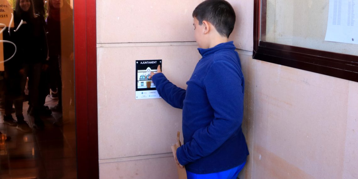 Roquetes instal·la pictogrames als edificis municipals per ser una ciutat inclusiva