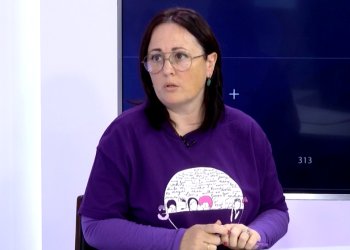 UGT, CCOO i USOC tenyiran de lila la plaça de l’Ajuntament de Tortosa el 8-M