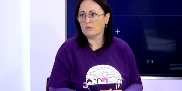 UGT, CCOO i USOC tenyiran de lila la plaça de l’Ajuntament de Tortosa el 8-M