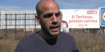‘A Tortosa pinten calvos’, la pancarta del PSC per donar a conèixer Víctor Grau