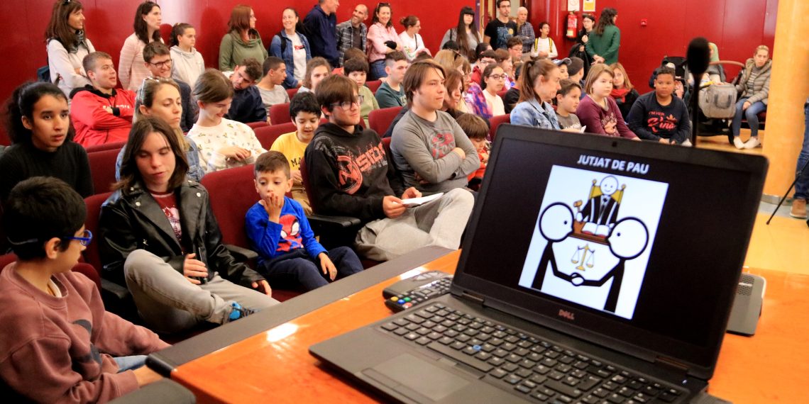 Roquetes instal·la pictogrames als edificis municipals per ser una ciutat inclusiva