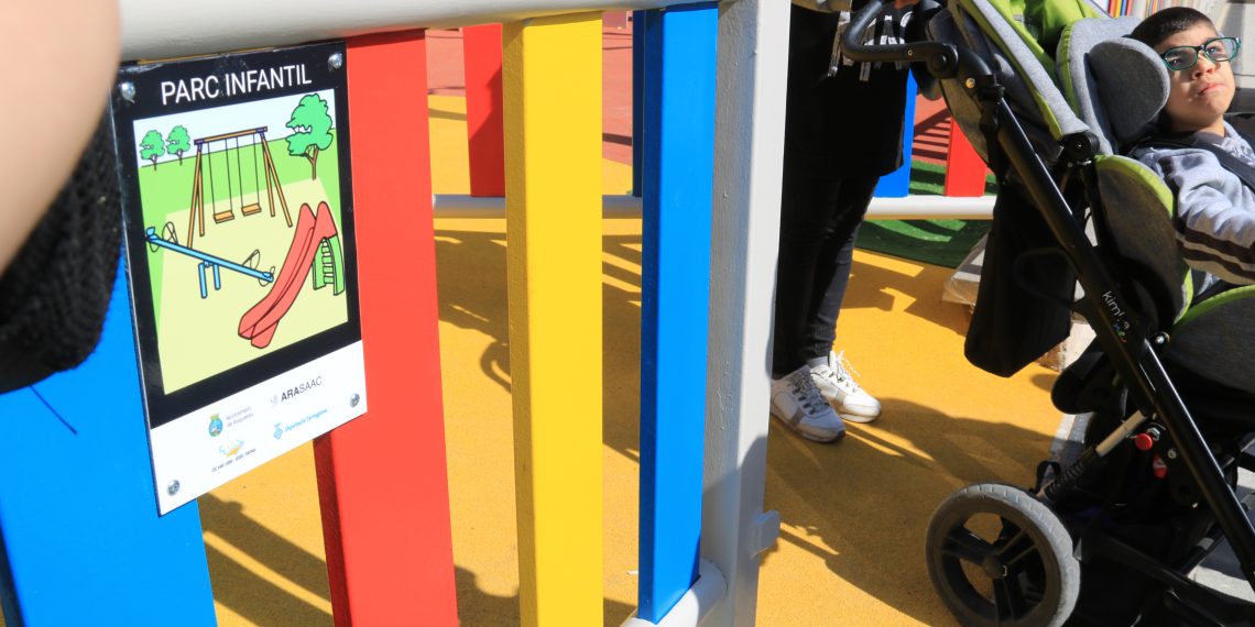 Roquetes instal·la pictogrames als edificis municipals per ser una ciutat inclusiva