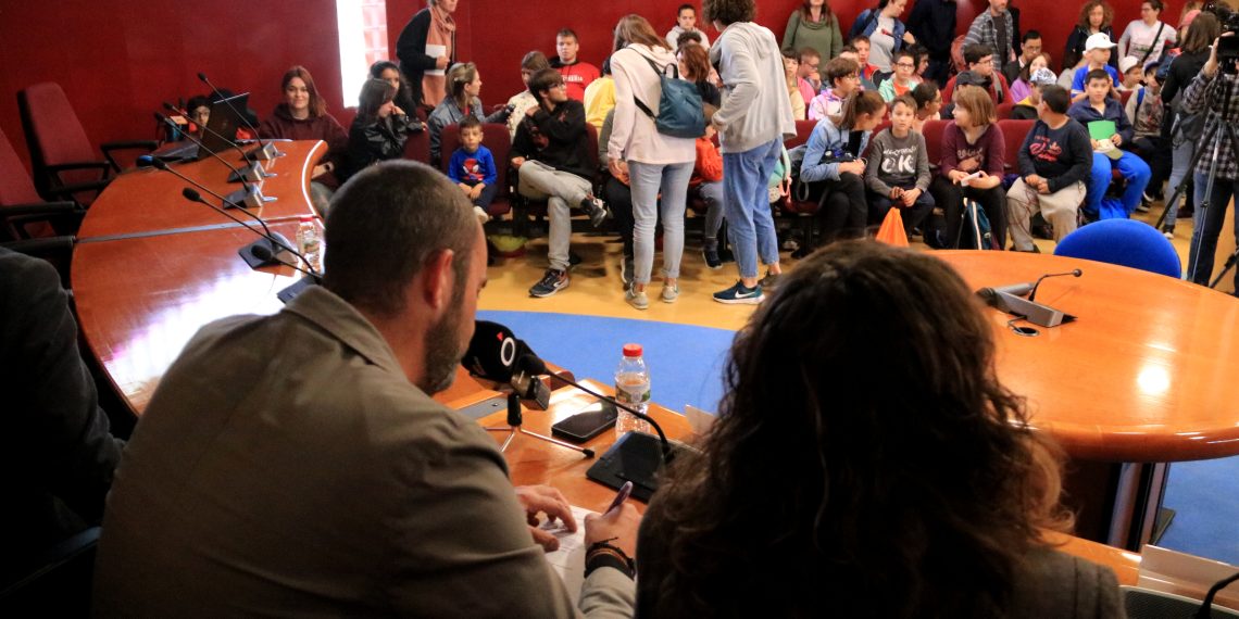 Roquetes instal·la pictogrames als edificis municipals per ser una ciutat inclusiva