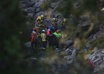 Tres menors de Camarles moren en incendiar-se un cotxe que ha caigut a un barranc al Perelló