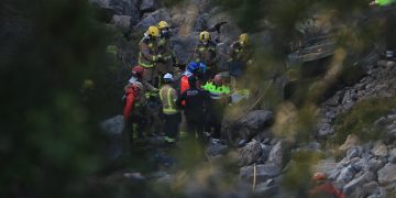 Tres menors de Camarles moren en incendiar-se un cotxe que ha caigut a un barranc al Perelló