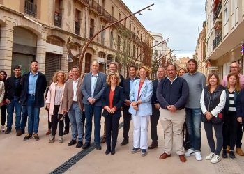Meritxell Roigé, la primera en presentar els 21 noms de la llista de Junts per Tortosa