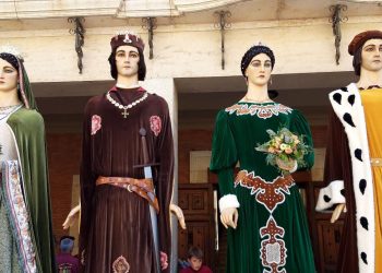Tortosa ja té les rèpliques de Rufo i Rubí, després de la restauració dels gegants